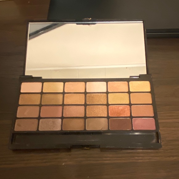 Urban Outfitters Palette - Picture 2 of 3